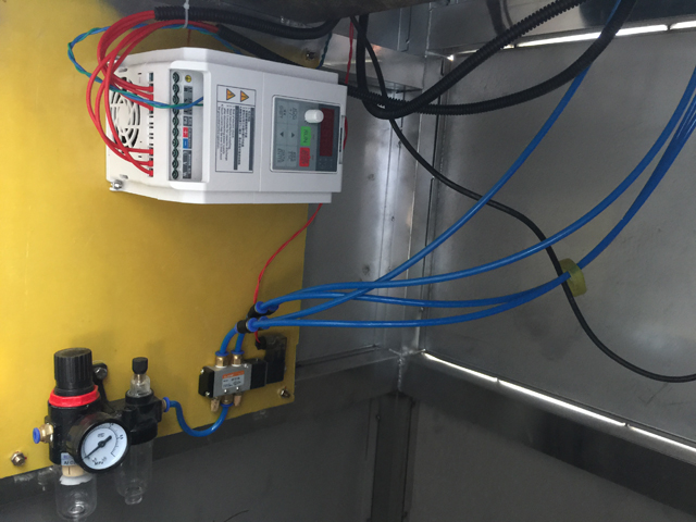 wewnątrz maszyny do zamykania ropp.jpg