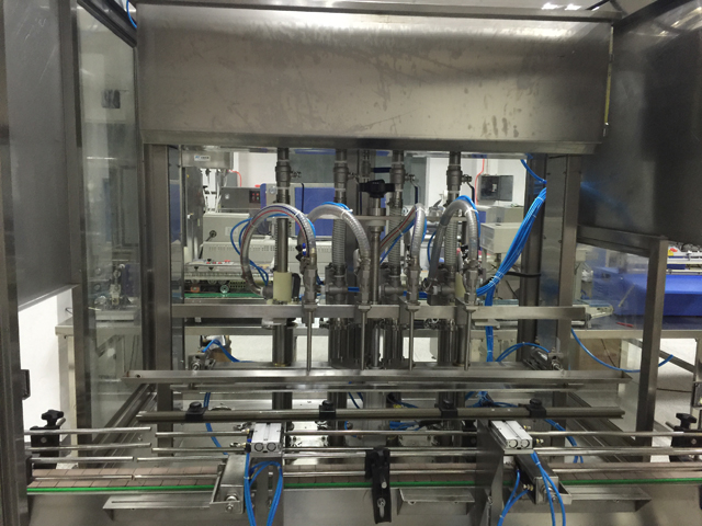 cztery głowice maszyny napełniające.jpg