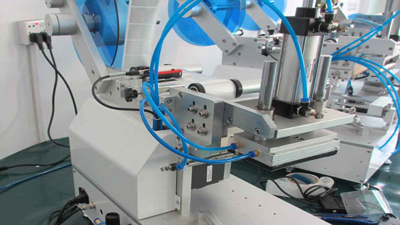 Maszyna do etykietowania torebek plastikowych z wylewką Półautomatyczna do płaskich powierzchni