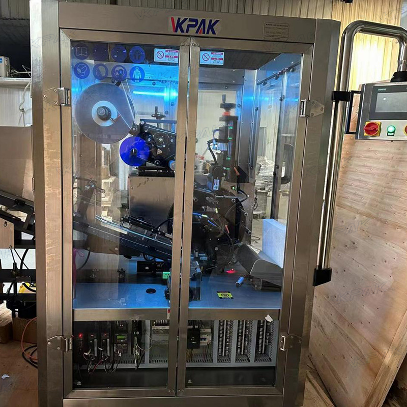 Automatyczna maszyna do etykietowania miękkich tub plastikowych z systemem podawania tubek