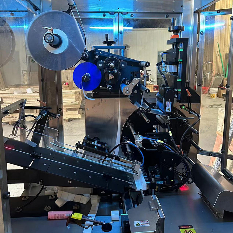 Automatyczna maszyna do etykietowania miękkich tub plastikowych z systemem podawania tubek