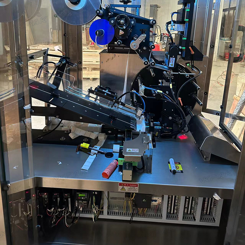 Automatyczna maszyna do etykietowania miękkich tub plastikowych z systemem podawania tubek