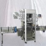 Automatyczna maszyna do etykietowania termokurczliwych nakrętek do butelek