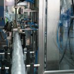 Automatyczna maszyna do napełniania butelek, zamykania, etykietowania, pakowania w kartony i owijania