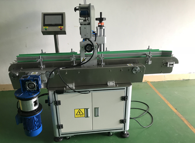 etykietowanie szminki maszyna dostosowana.jpg