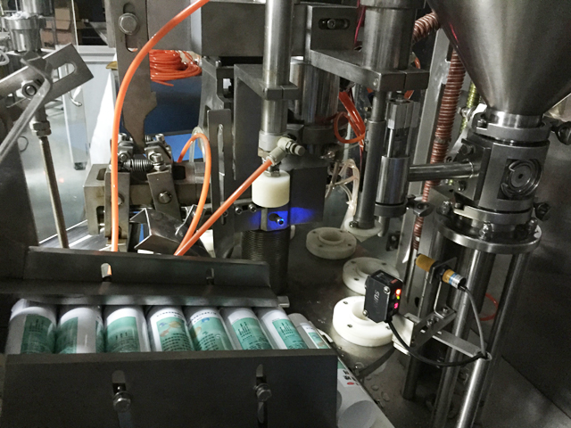 tubes holding feeding system automatyczny system podawania tub do napełniania i zamykania.jpg