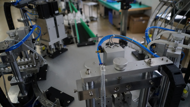 obrotowy napełniacz-zakręcarka.jpg