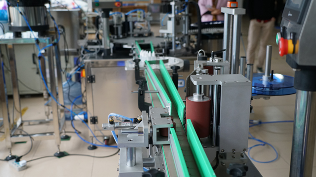 napełnianie zakręcanie etykietowanie.jpg