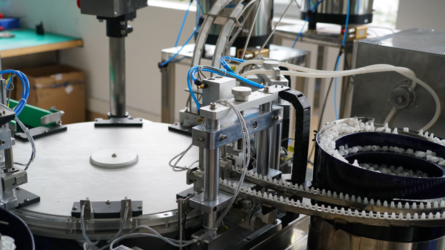 ROTARY napełnianie plastikowych butelek e-liquidem.jpg