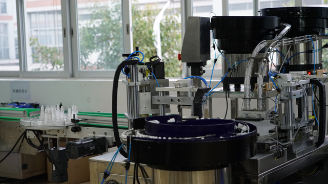 wypełnianie zakręcanie etykietowanie zdjęcia.jpg