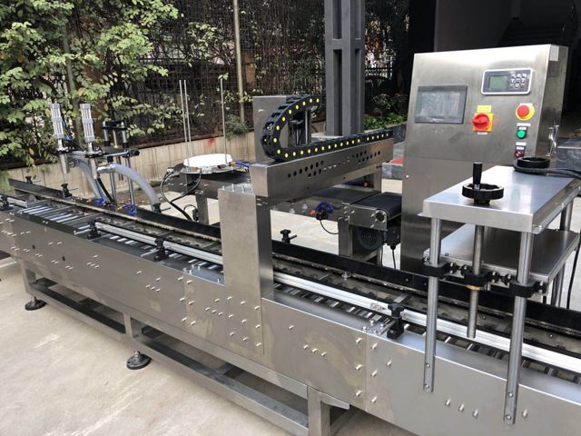 napełnianie wiadra czapką.jpg