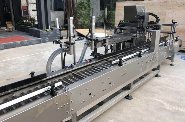 napełnianie wiadra olejem maszyna zamykająca.jpg