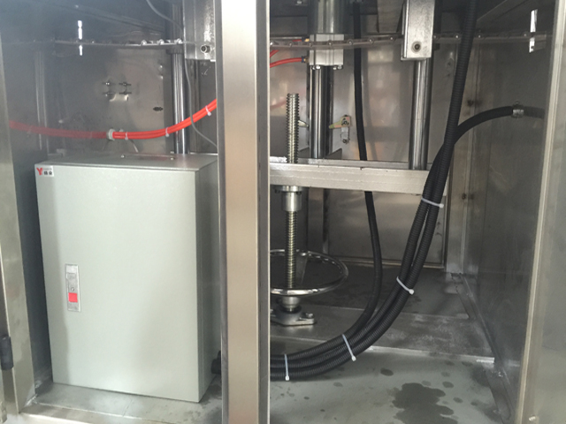 maszyna do zamykania puszek wewnątrz.jpg