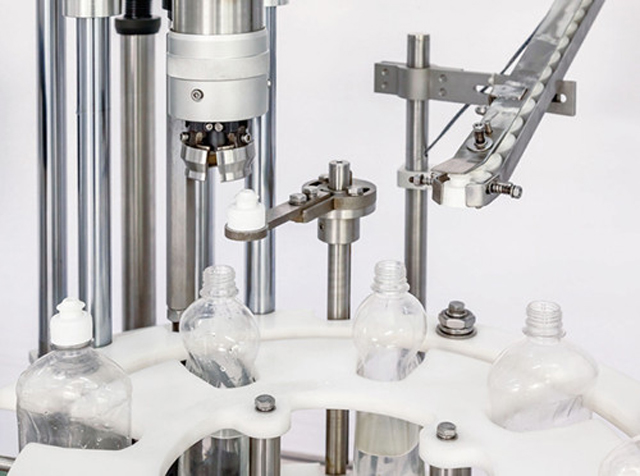 capping head close shot szczegóły pojedynczej maszyny zamykającej.jpg