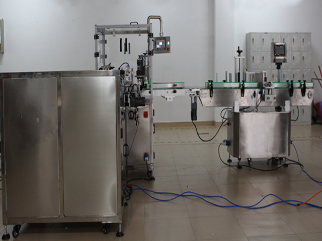 Butelki ustawione na linię E liquid.jpg