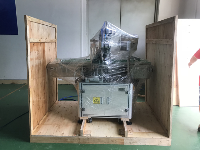 maszyna do etykietowania szminek.jpg