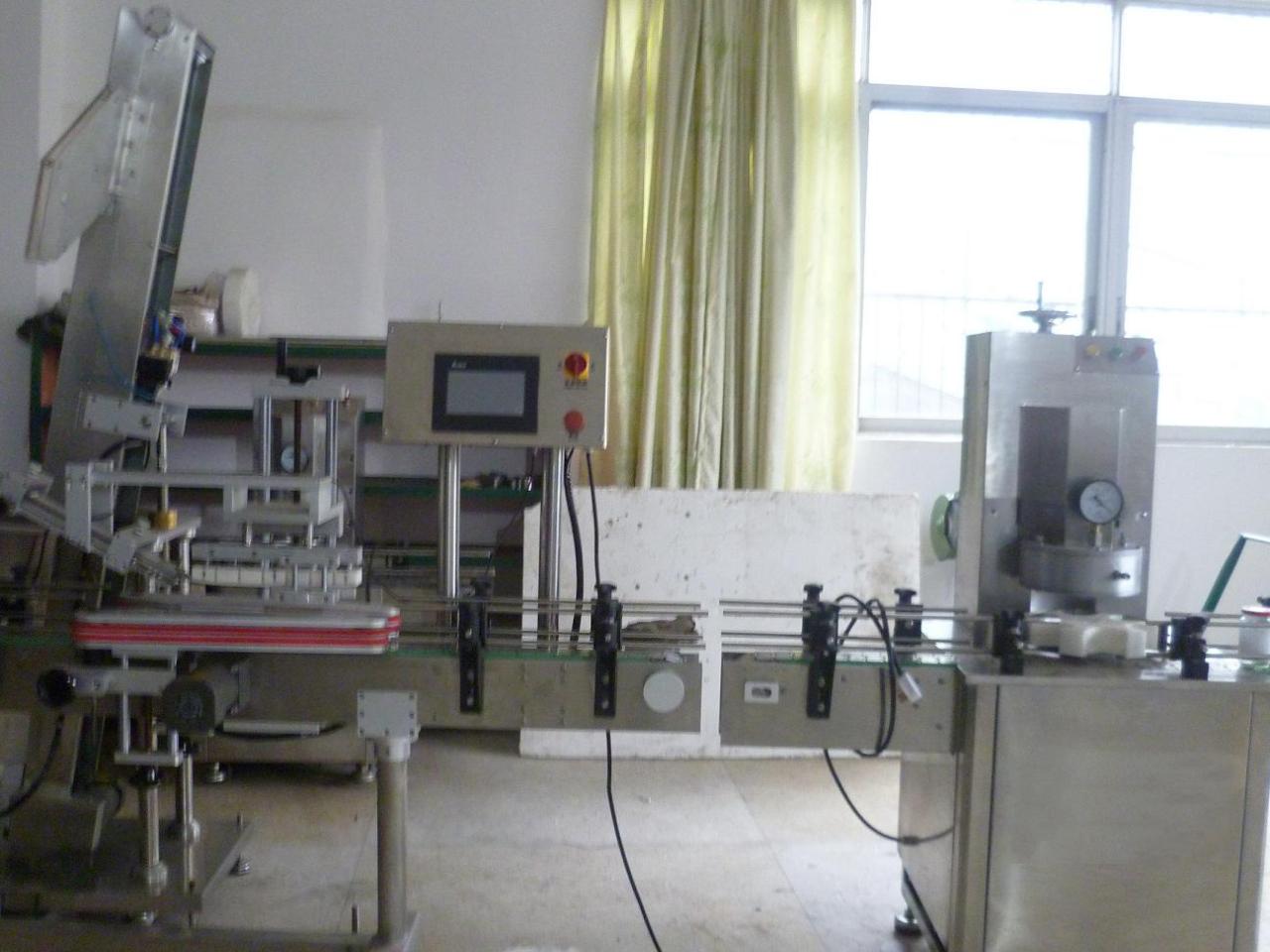 vacuum capping machine with cap placement zakręcarka próżniowa do słoików szklanych.JPG