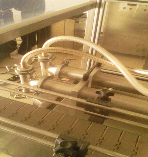 maszyna napełniająca podwójne głowice wyposażone w automat.jpg