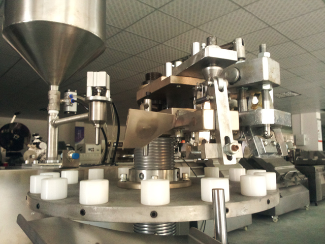 metal tubes filling folding machine maszyny do napełniania i zamykania tubek w magazynie.jpg