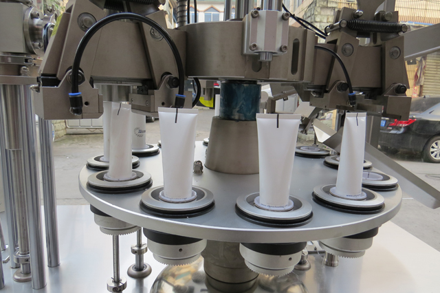 linia do napełniania i zamykania tub.jpg