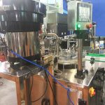 Indywidualnie zaprojektowana linia do napełniania i zamykania małych butelek płynem E Liquid