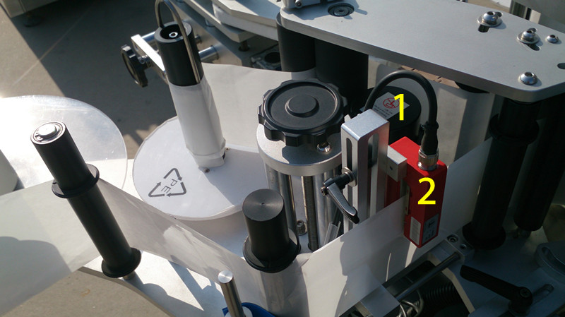 labeling machine for E liquid small bottles etykietowanie dla E liquidu zamknij zdjęcia.jpg