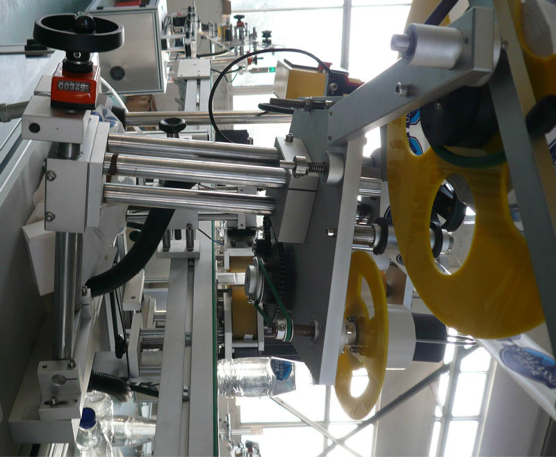 maszyna do naklejania etykiet samoprzylepnych dwustronnie w górę i w dół