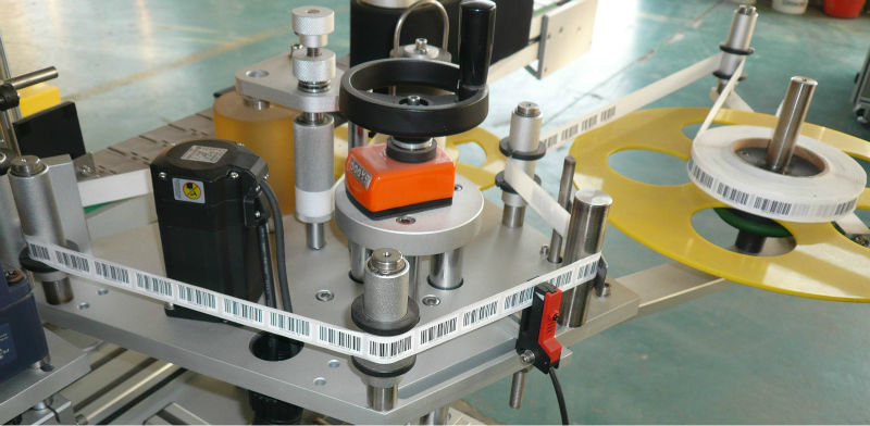 maszyna do naklejania etykiet samoprzylepnych dwustronnie w górę i w dół