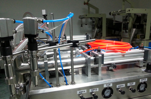 liquid filling machinery semi automatic pozioma napełniarka cieczy całkowicie pneumatyczna.jpg