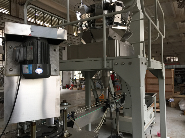 MASZYNA DO NAPEŁNIANIA I ZAKRĘCANIA PUSZEK zbliżenie.jpg