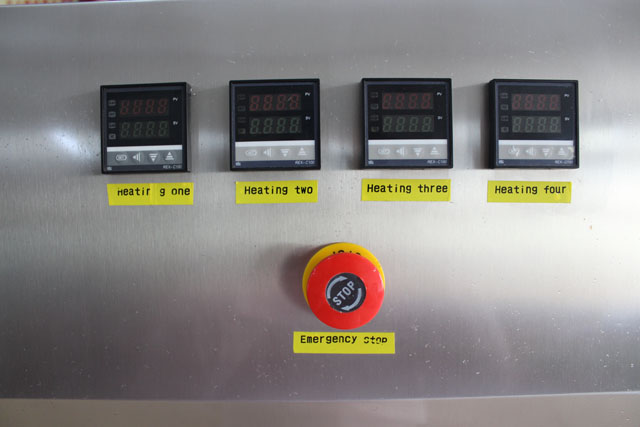 ZBLIŻONE OBRAZ MASZYNY DO ZAKRĘCANIA ŚRUB.jpg