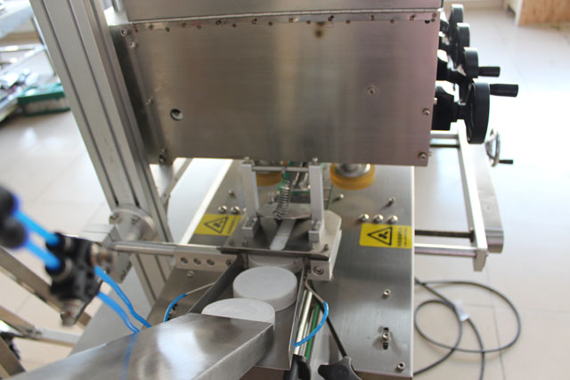 maszyna zamykająca z podnośnikiem (1).JPG