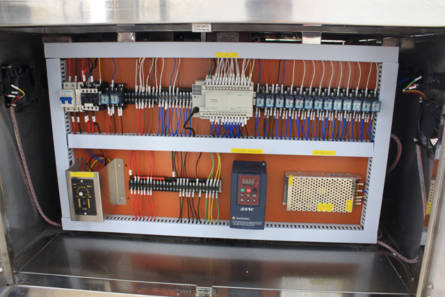 horizontal small bottles labeling machine picture maszyna do etykietowania poziomego rzeczywiste zdjęcie.jpg