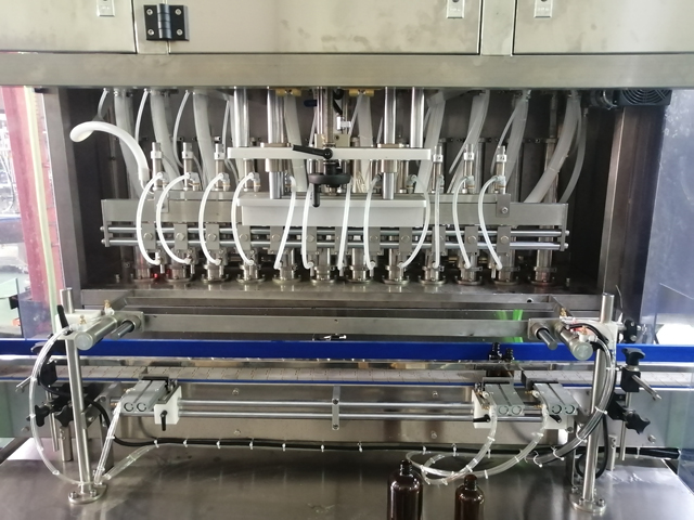 Maszyna napełniająca 12 głowic z podgrzewaczem mieszającym (4).jpg