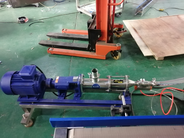 Maszyna napełniająca 12 głowic z podgrzewaczem mieszającym (3).jpg