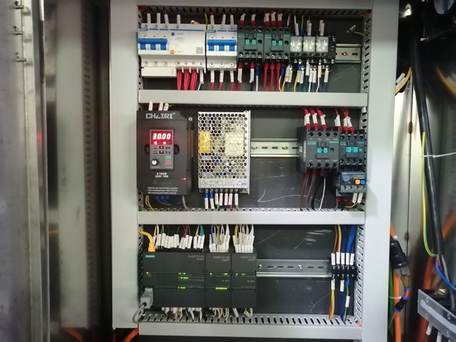 Maszyna napełniająca 12 głowic z mieszalnikiem (2).jpg