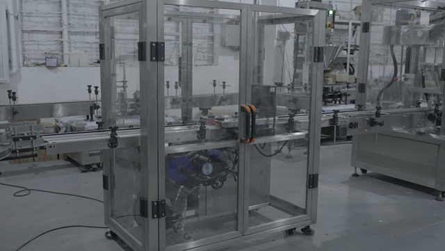 maszyna do etykietowania dolnych słoików.jpg