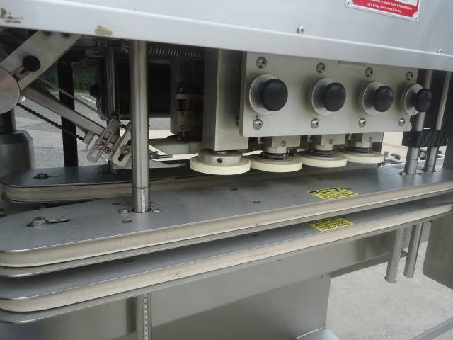 high speed linear screw capping machines zakręcarka śrubowa o dużej prędkości.jpg