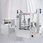 Maszyna do napełniania i etykietowania małych butelek z płynem i rozszyfrowywaniem