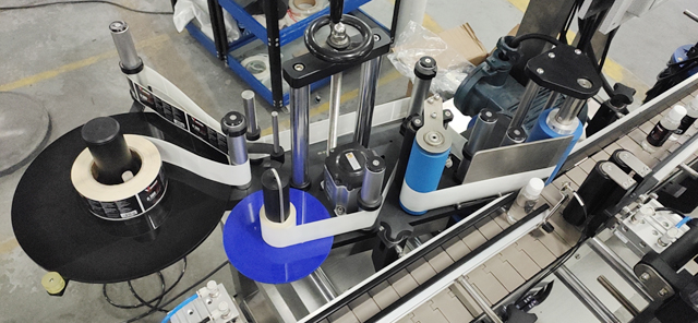 maszyna do etykietowania naklejek.JPG