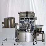 Monoblokowa maszyna do napełniania i zamykania małych butelek olejkiem do pielęgnacji włosów