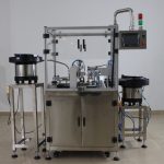 Monoblokowa maszyna do napełniania i zatykania małych butelek kroplowych