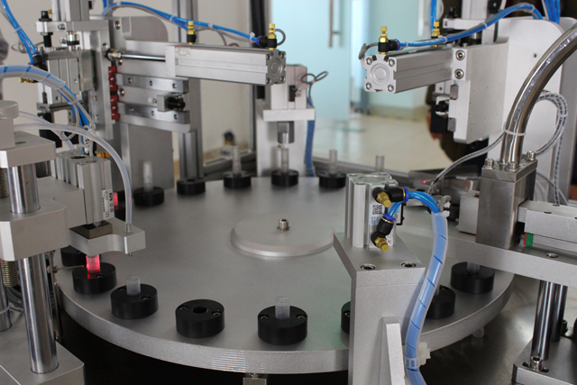 automatyczna maszyna do prasowania nadziewarek.jpg