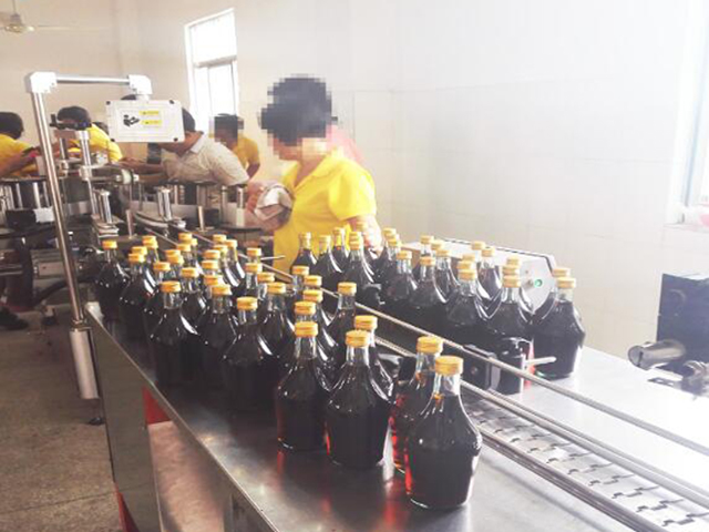 Maszyny pracujące w fabryce.jpg