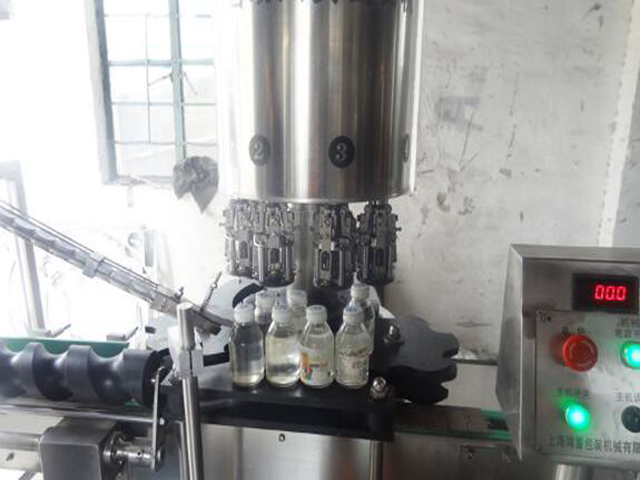 wewnątrz maszyny do zamykania ropp.jpg