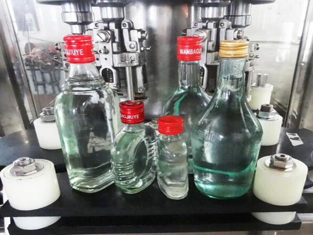 wewnątrz maszyny do zamykania ropp.jpg