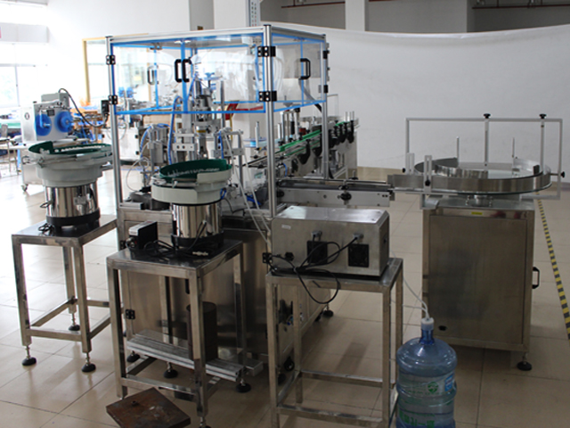 rzeczywiste zdjęcia napełniania, zakręcania, etykietowania.jpg