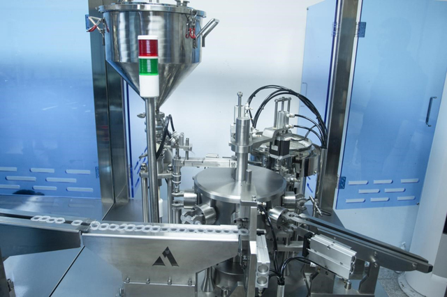 linia napełniania strzykawek (2).jpg