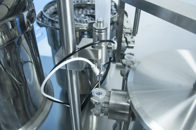 linia napełniania strzykawek (4).jpg