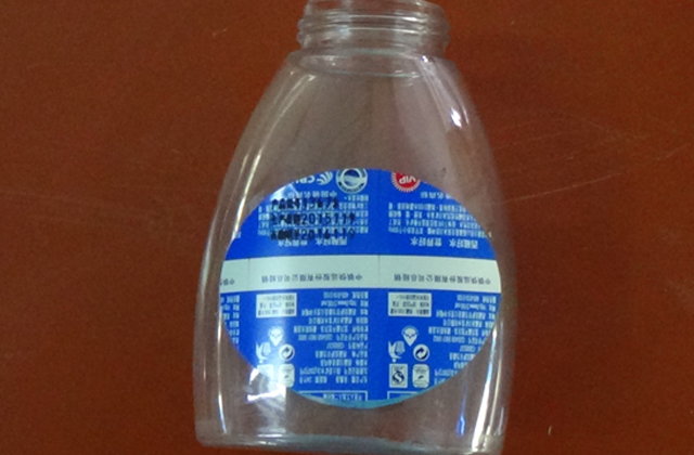 rolkowa maszyna etykietująca do próbek płaskich butelek.jpg